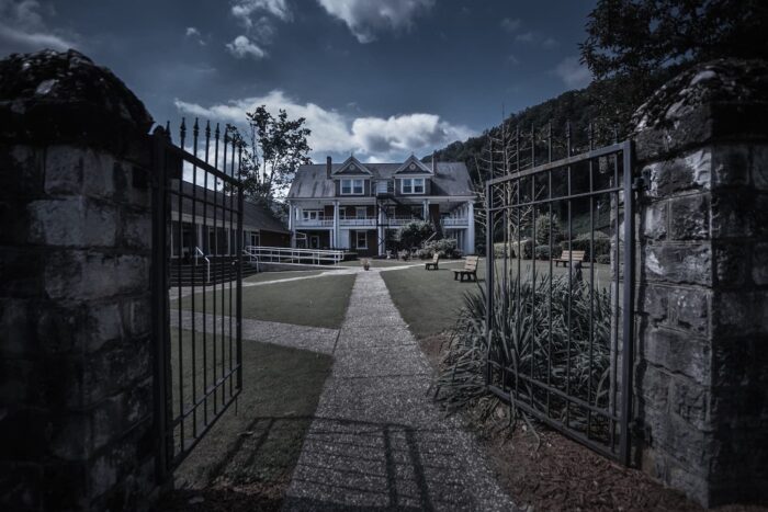 The large metal entry gates beckon visitors to enter the grounds of the historic Glen Ferris Inn