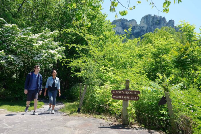 Seneca Rocks, Couple hiking